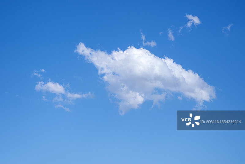 全画框的低角度视图，白色的云与蓝色的天空。图片素材