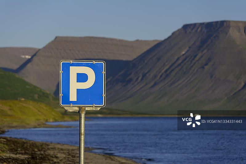 冰岛Vestfirdir市Thingeyri市Dyrafjoerdur的停车标志图片素材