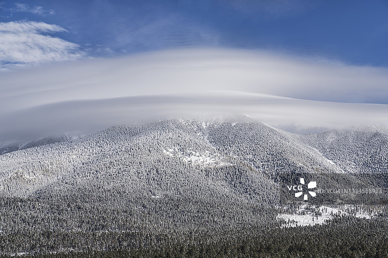 亚利桑那州旧金山山峰上的透镜状云图片素材