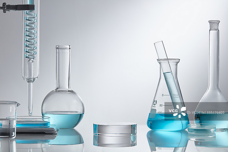 科学实验室玻璃器皿组以透明液体溶液为研发理念。图片素材