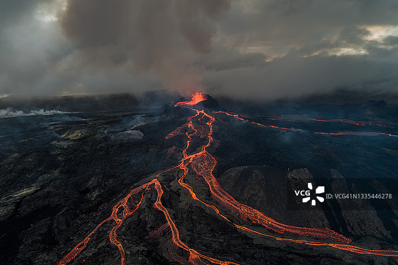 无人机拍摄的法格拉达斯火山和周围的风景，冰岛，雷克雅内半岛图片素材