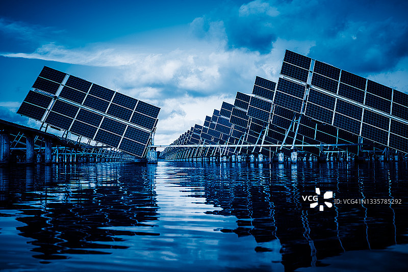 建在湖中的太阳能光伏发电厂有蓝色的光伏板。中国江苏省盐城市图片素材