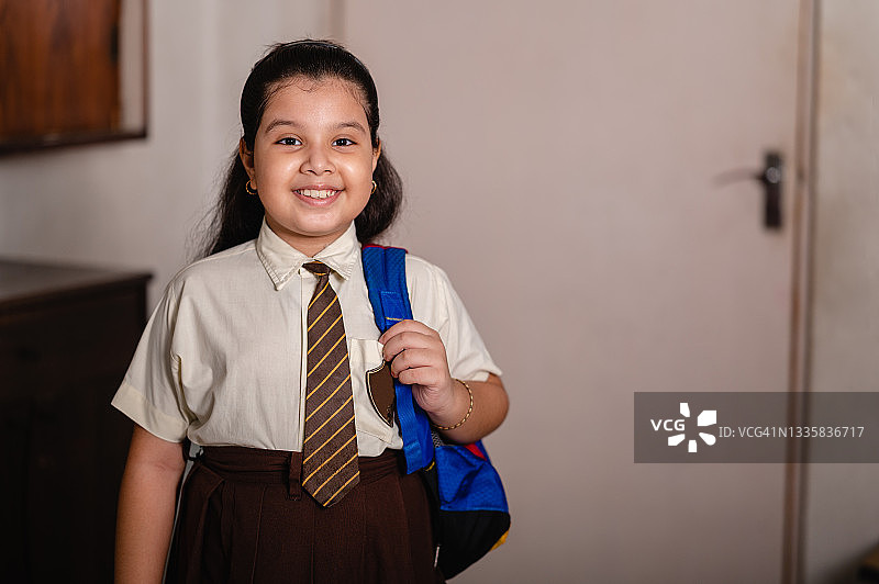 回到学校-年轻女孩的肖像去学校穿制服。图片素材
