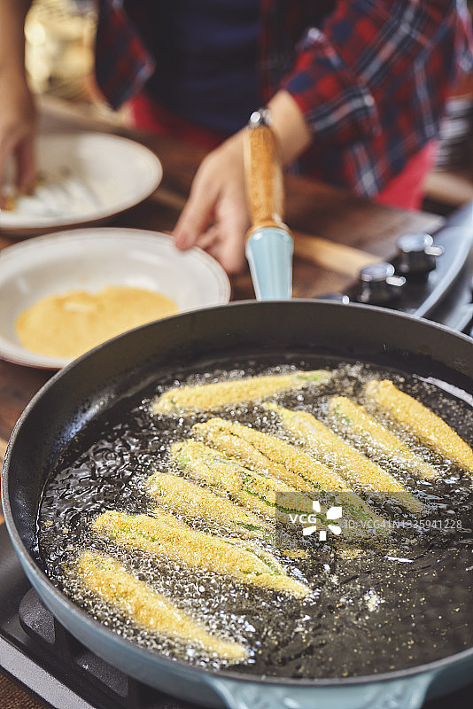 在铸铁锅中准备法式鸡，虾和香肠什锦饭图片素材