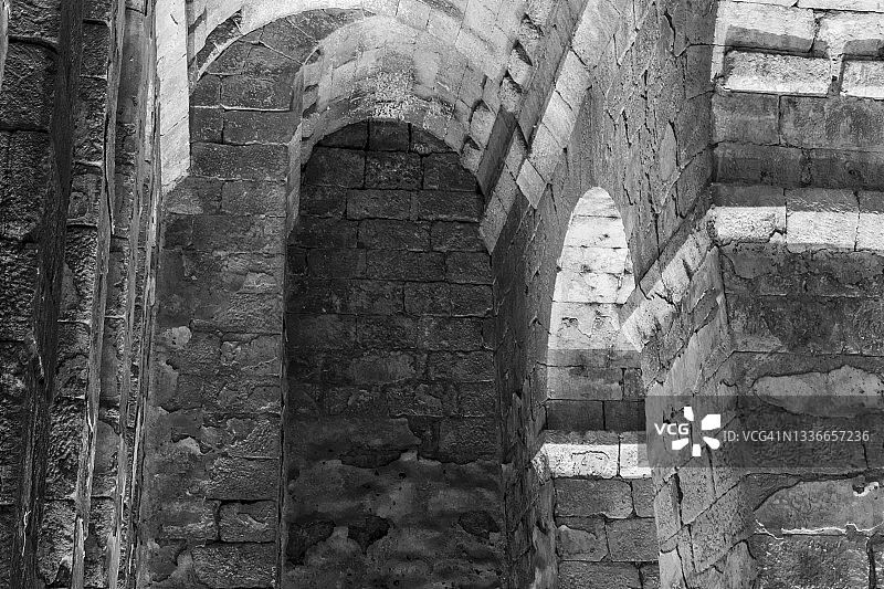 古老的石头结构，水箱和地牢结构。土耳其马尔丁省达拉古城。黑白照片。图片素材