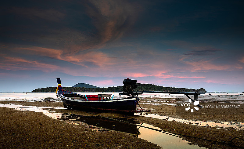 黄昏时分，沙滩上的木渔船图片素材