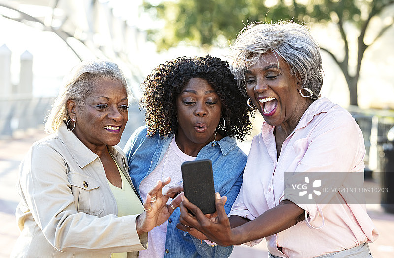 资深非裔美国妇女在电话里分享好消息图片素材