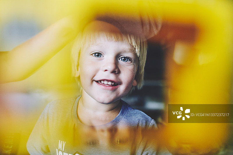 黄色镜框里一个微笑的男孩的肖像图片素材