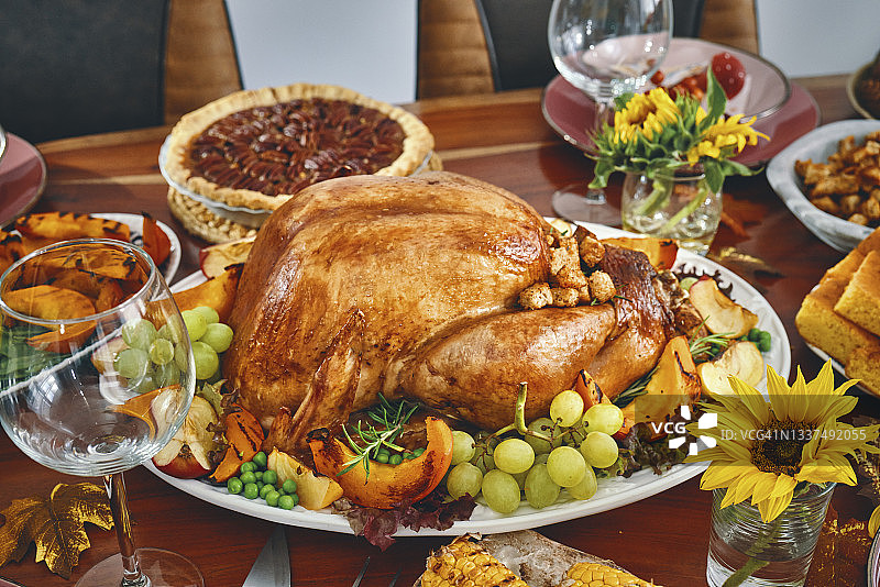 感恩节填馅火鸡与南瓜，豌豆，山核桃派和其他成分图片素材