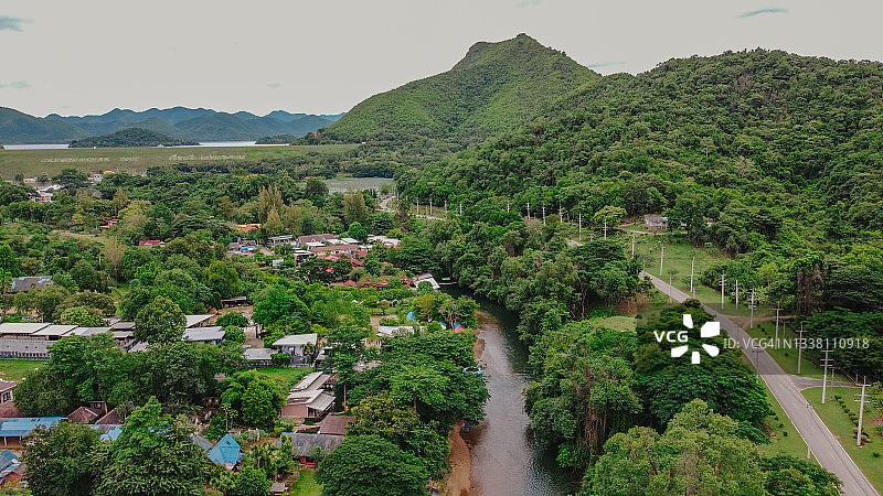 Petchaburi小镇上空被无人机击落图片素材