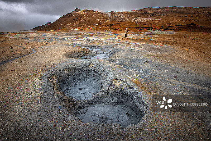冰岛Hverir，地热冒泡泡的泥浆池和冒热气的火山口图片素材