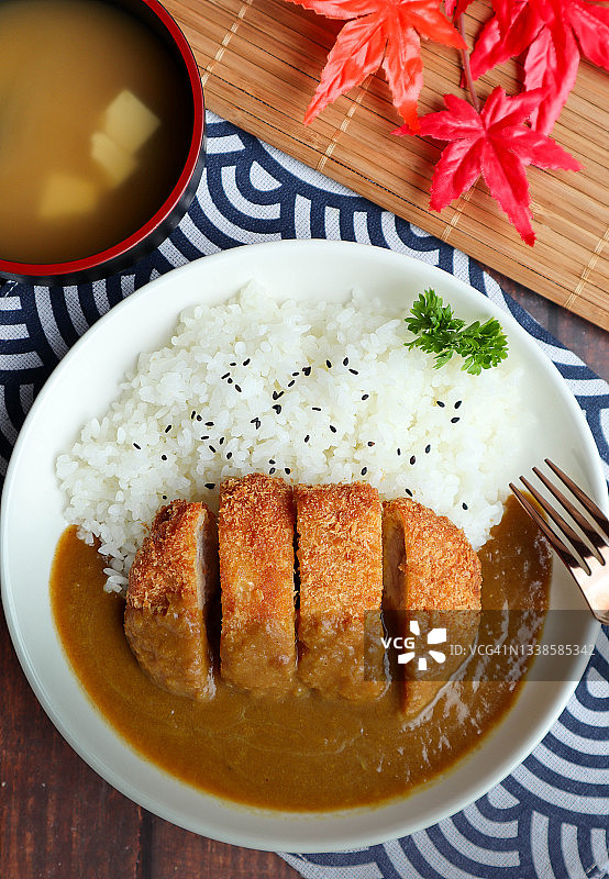 Katsu咖喱——在米饭上加上日式咖喱的炸猪排图片素材