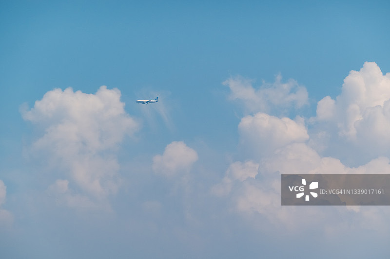 飞机穿过云层图片素材