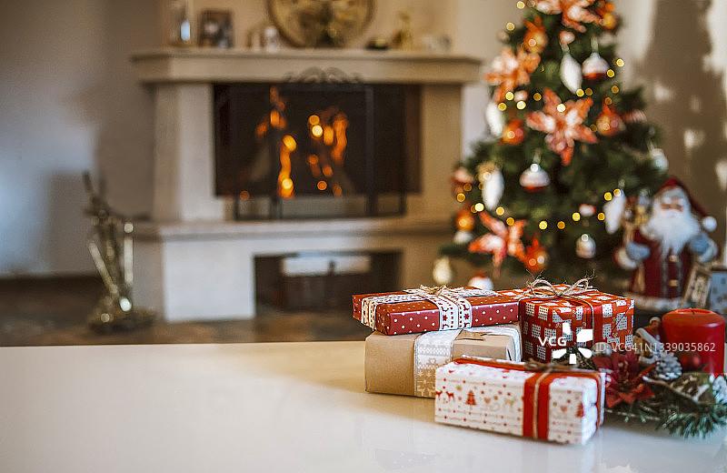 用圣诞树和圣诞礼物装饰的漂亮的圣诞节室内图片素材