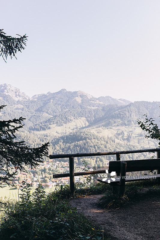 在德国巴伐利亚阿尔卑斯山脉的一个观点的木制长凳的背面图片素材