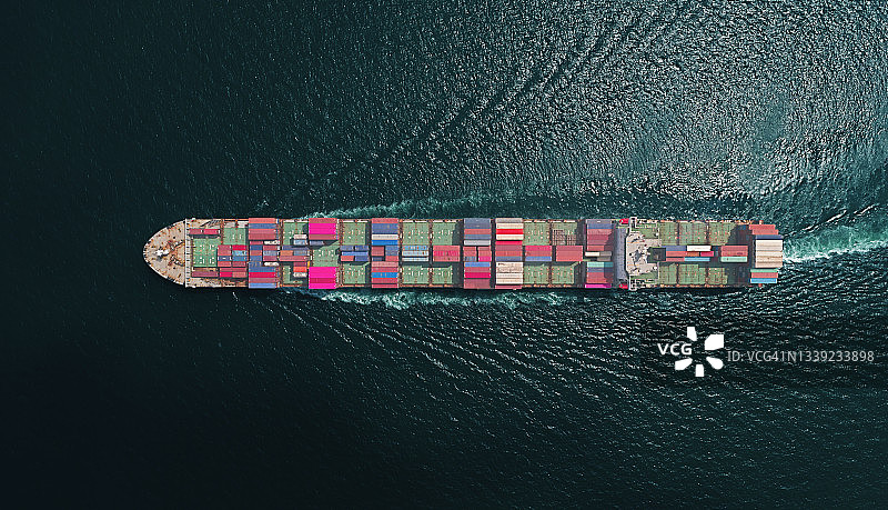 鸟瞰图集装箱货轮在海上运输的商业物流，进出口，航运或货运。图片素材