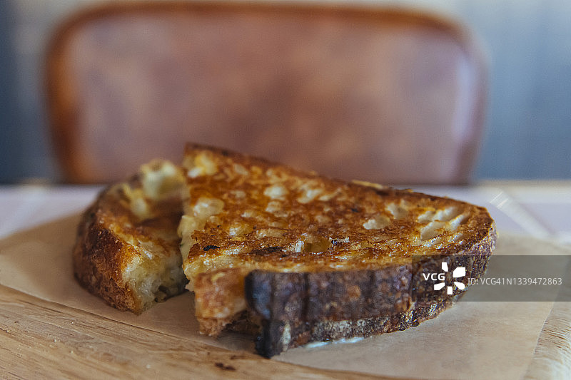 美味的烤奶酪三明治，在一个乡村的内部图片素材