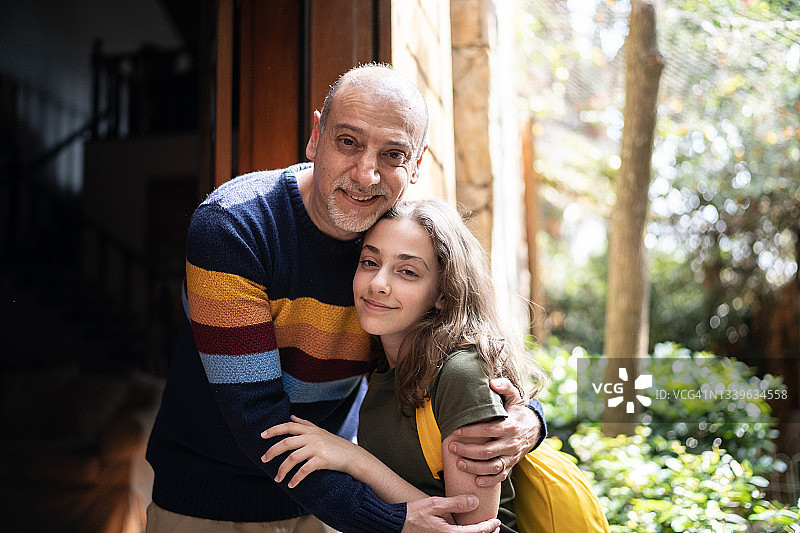 父亲和女儿在家里拥抱的照片图片素材