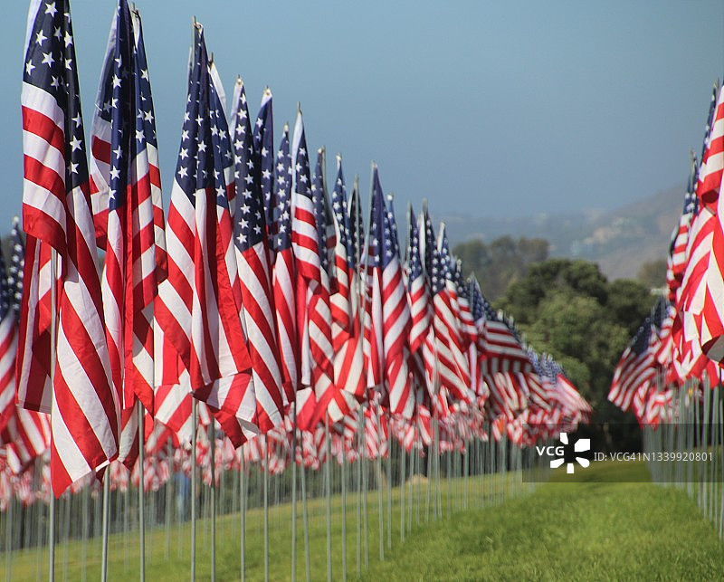 美国国旗在加州马里布美丽的蓝天下飘扬图片素材