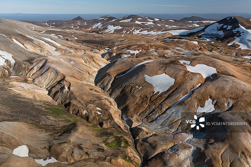 空中透视显示融化的雪在赫维拉达里尔地热地区，冰岛高地图片素材