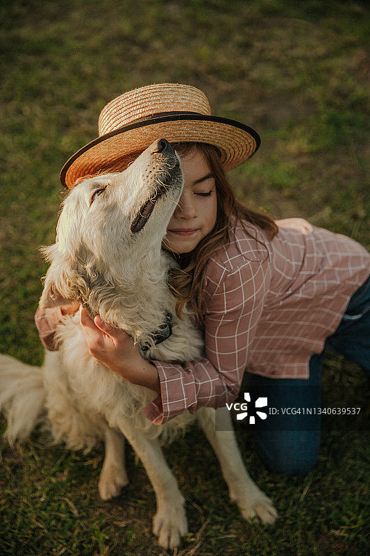 小女孩和她的狗是最好的朋友图片素材