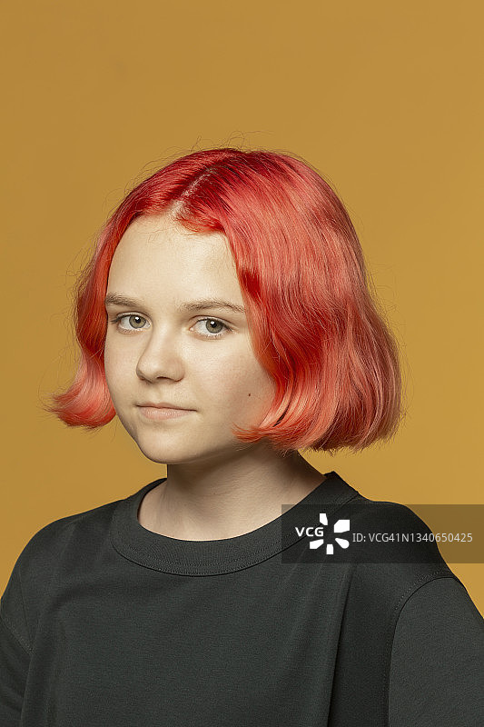 画出漂亮自信的红发少女图片素材