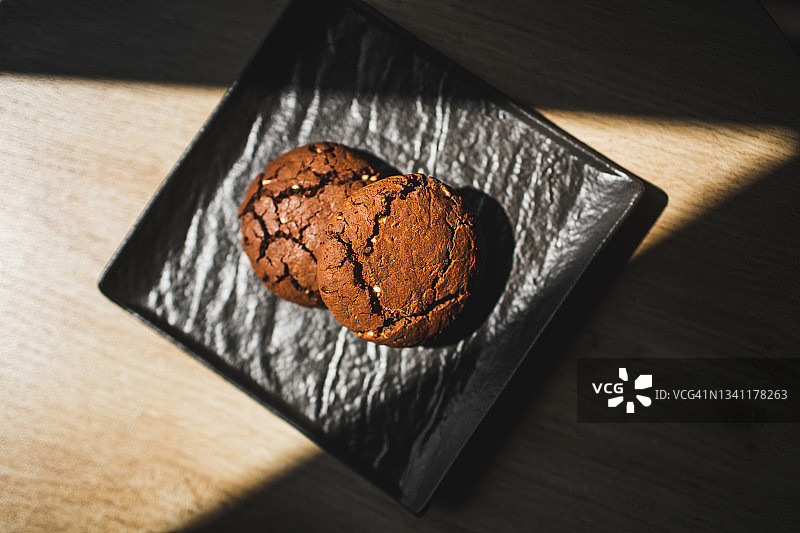 新鲜可口的烤燕麦饼干配巧克力图片素材