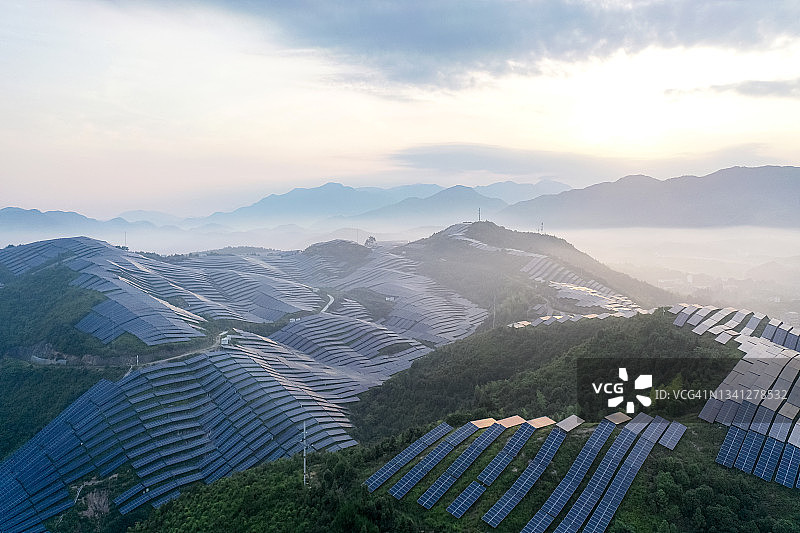 从山顶俯瞰壮丽的太阳能电池场图片素材