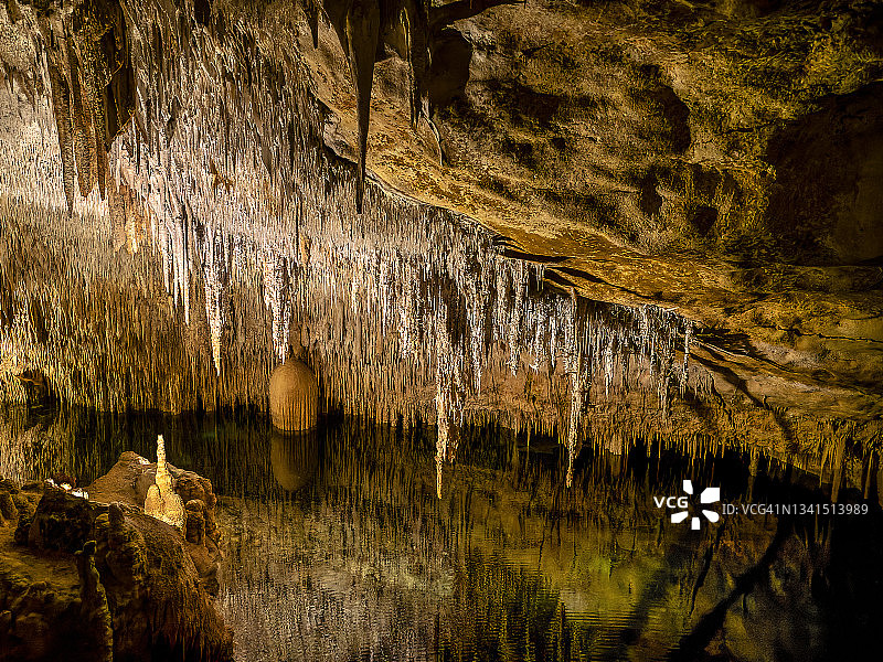 洞穴内部钟乳石倒映在地下湖水上图片素材