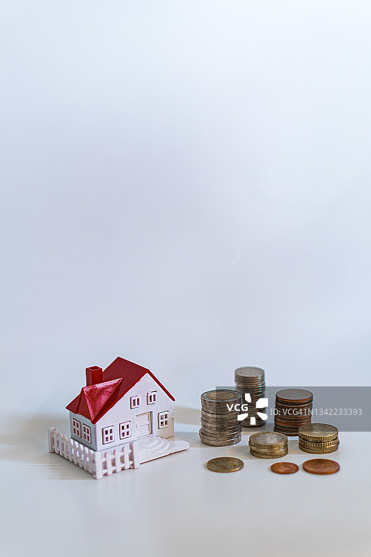 家庭概念，家庭储蓄，销售家庭，金钱和房子图片素材