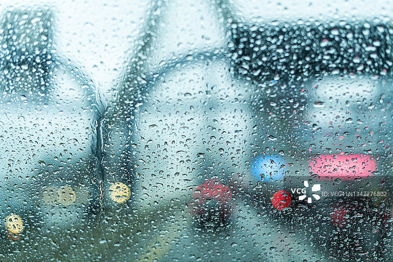 雨点落在驶过波士顿的公交车上图片素材