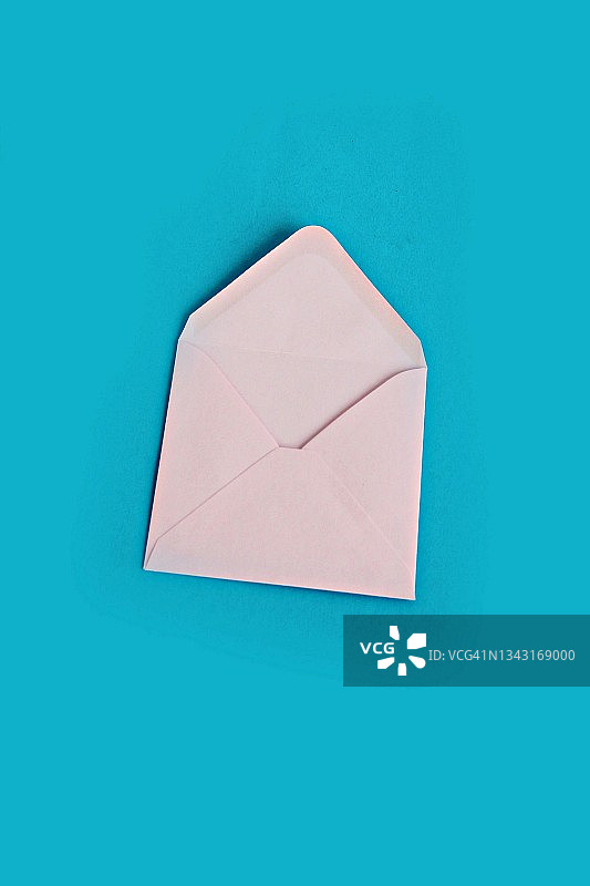 粉红色信封，蓝绿色背景图片素材