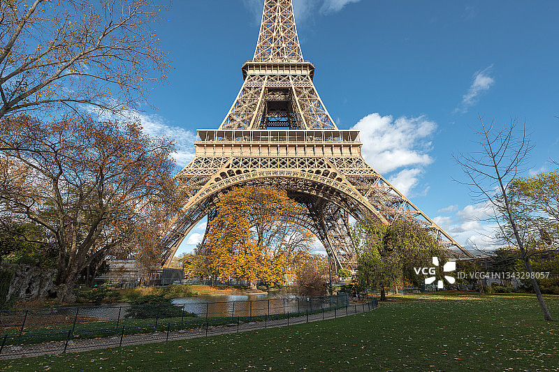 法国巴黎一个阳光明媚的日子里，埃菲尔铁塔图片素材