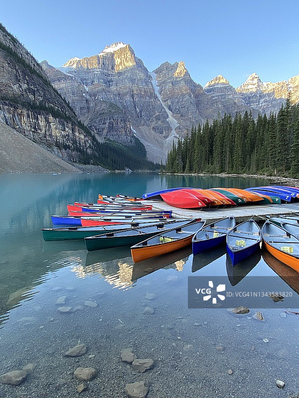 冰碛湖在黎明划独木舟图片素材