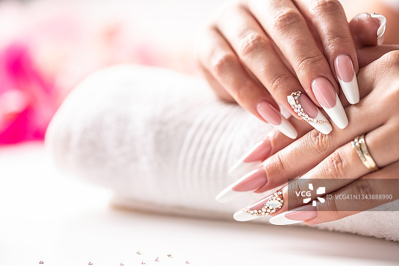 艺术凝胶指甲为新娘的婚礼时刻。图片素材