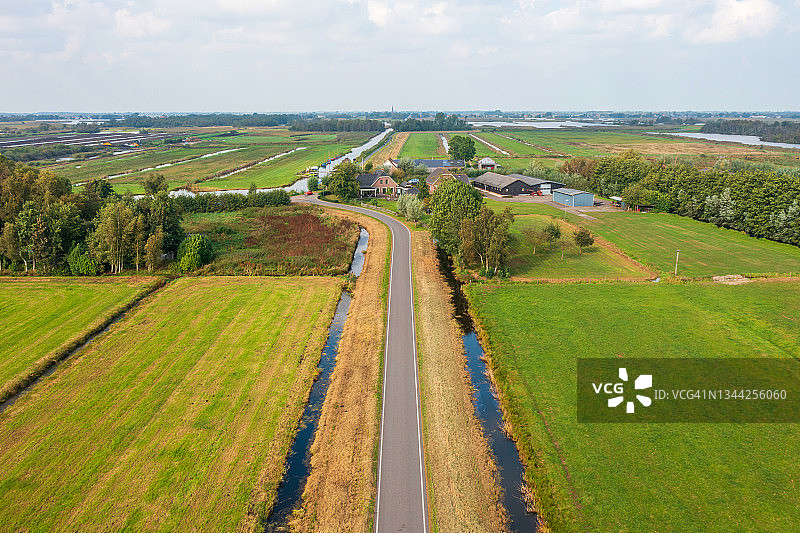 穿过荷兰乡村农田的道路图片素材