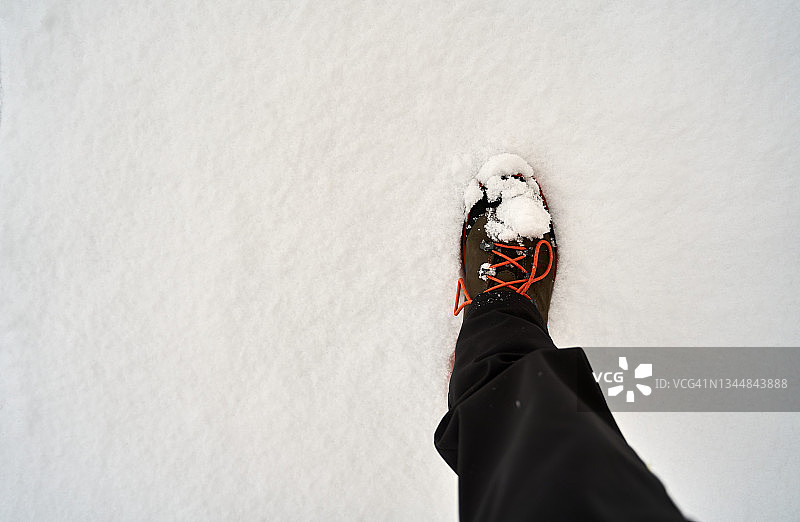 一个穿着雪地靴的男人的脚的自拍。环境的概念。图片素材