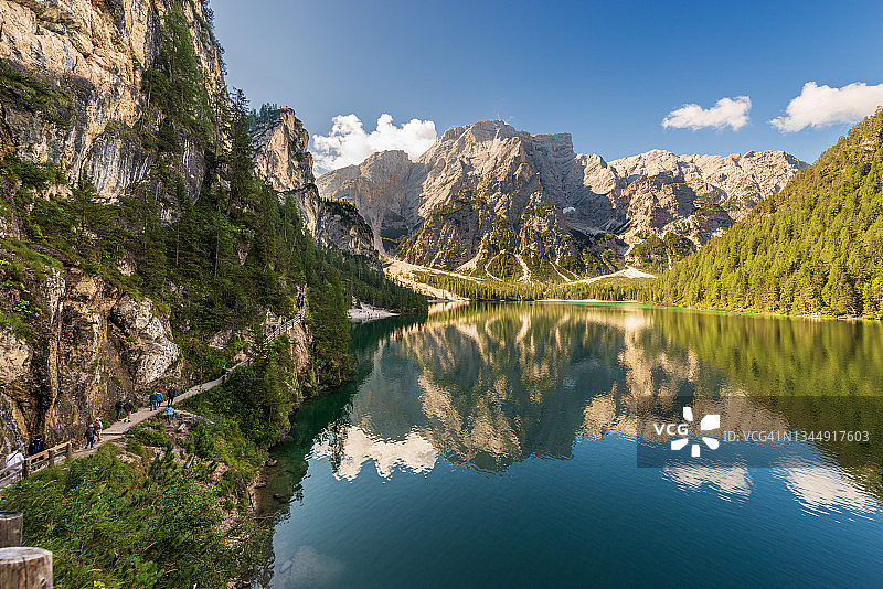 小美丽的湖在意大利阿尔卑斯-布拉格怀尔德或Lago di Braies，特伦蒂诺-阿迪杰，意大利图片素材