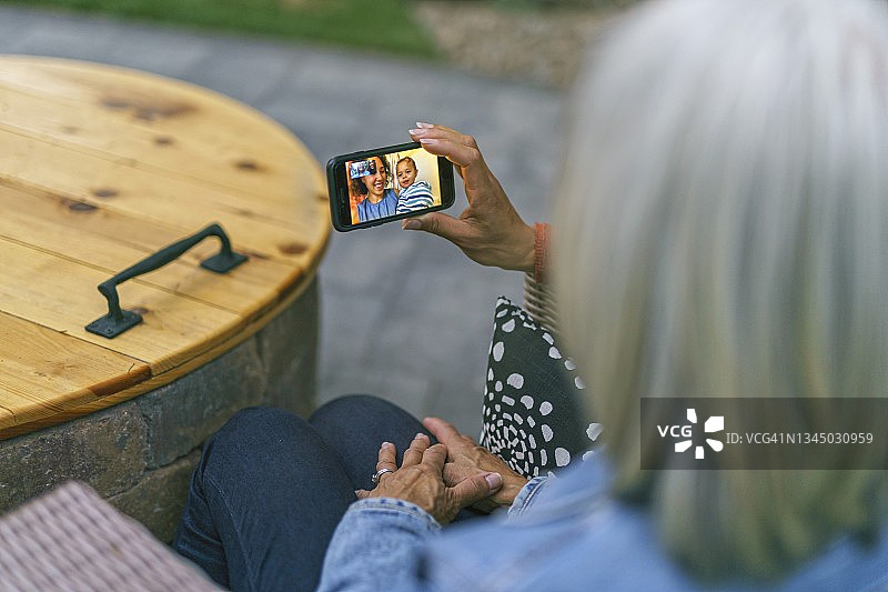 家庭使用智能手机进行视频通话图片素材