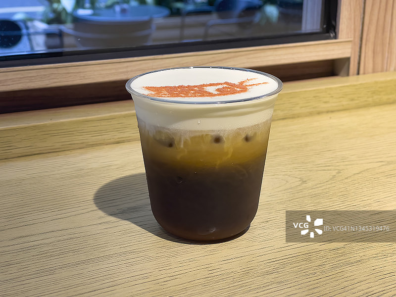 日本锦鲤图案冰咖啡图片素材