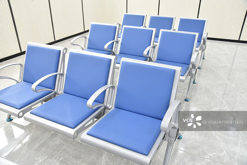 会议室里一排蓝色的座位。图片素材