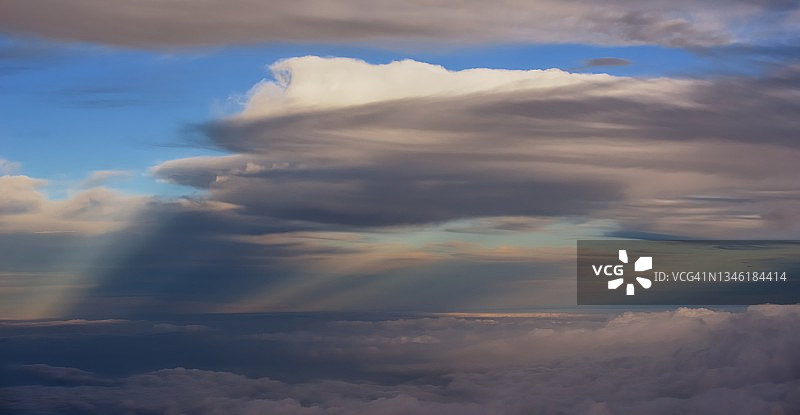 高空不同状态的云和射线的航空摄影图片素材