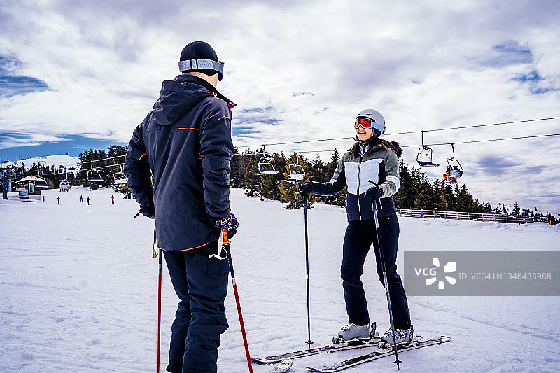 年轻的滑雪情侣图片素材
