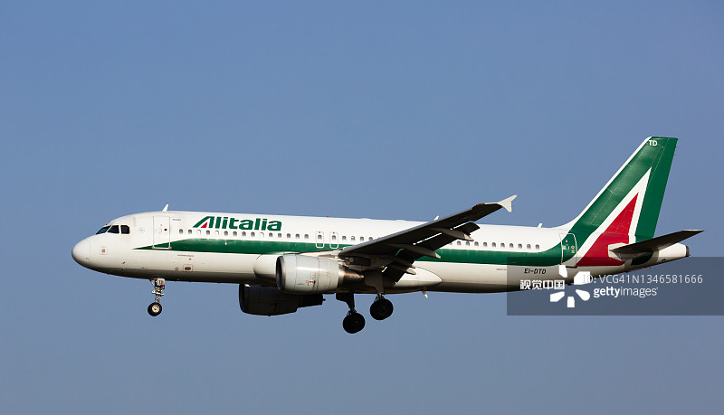 意大利航空公司空客A320-200降落在巴塞罗那机场图片素材