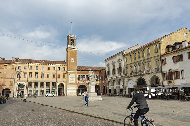 意大利历史名城罗维戈的Giuseppe Garibaldi广场图片素材