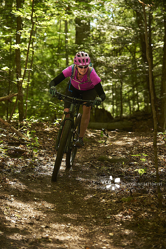 成熟的女性山地自行车手图片素材