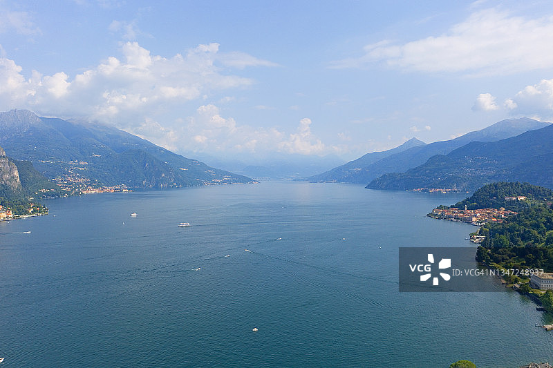 在意大利贝拉吉奥，从空中俯瞰美丽的山脉和科莫湖图片素材
