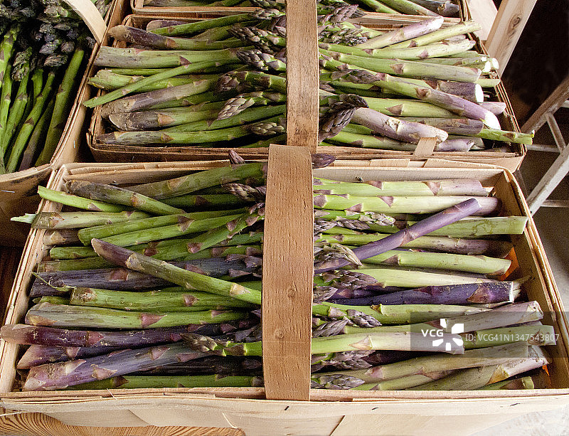 在农贸市场，新鲜的有机芦笋装在木篮里图片素材