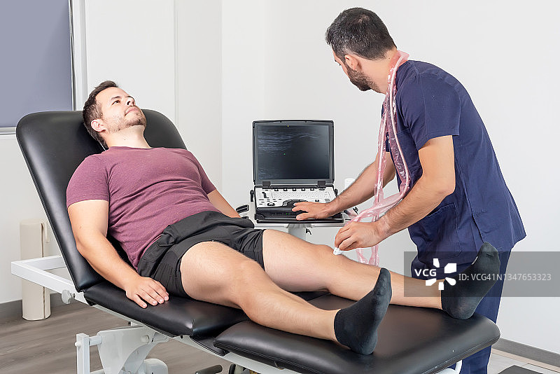 理疗师对膝盖进行超声波检查图片素材