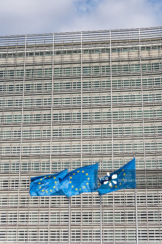 欧盟委员会Berlaymont大楼悬挂欧盟旗帜图片素材